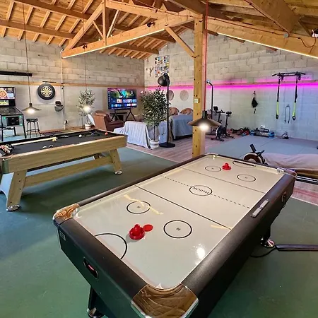 Domaine Lucienne With Pickleball Court