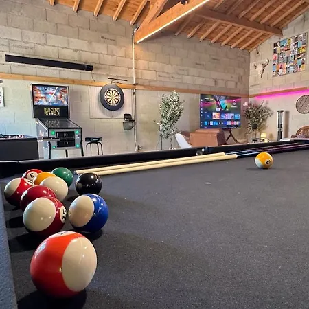 Domaine Lucienne With Pickleball Court